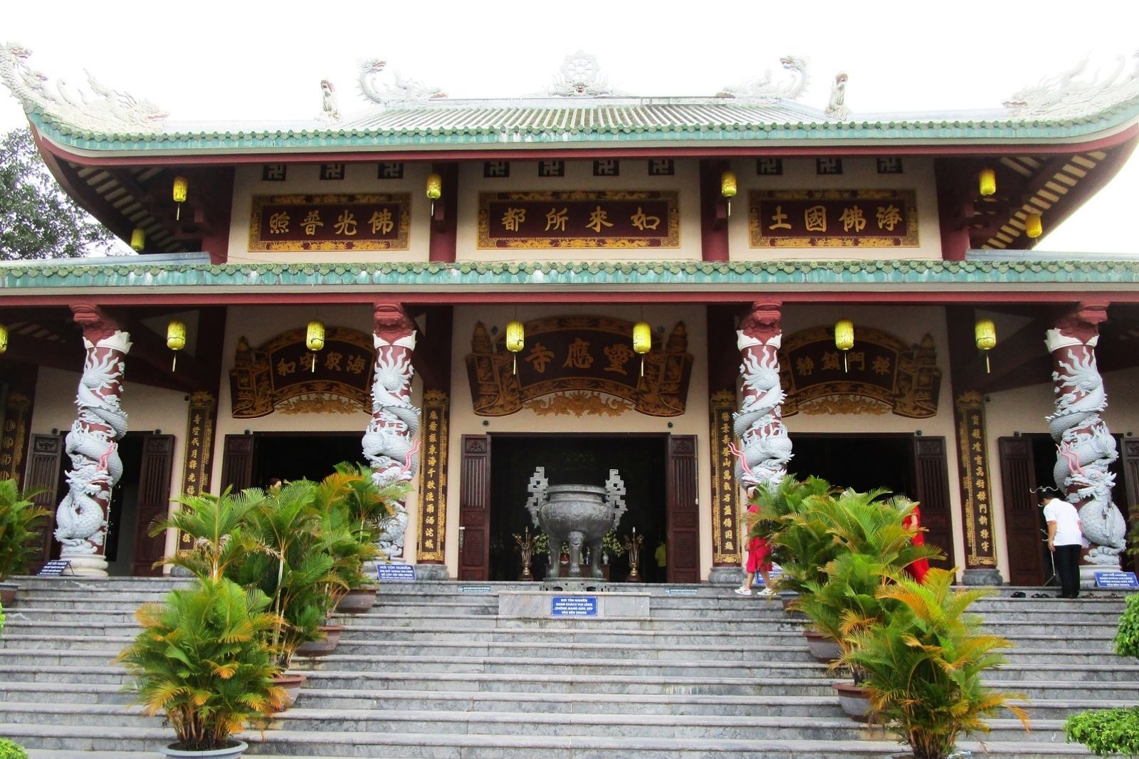 Chánh điện chùa Linh Ứng