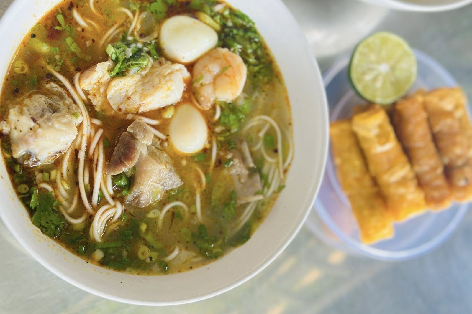 Cháo canh là một món ăn đặc sản nổi tiếng của Quảng Bình mang đậm hương vị miền Trung