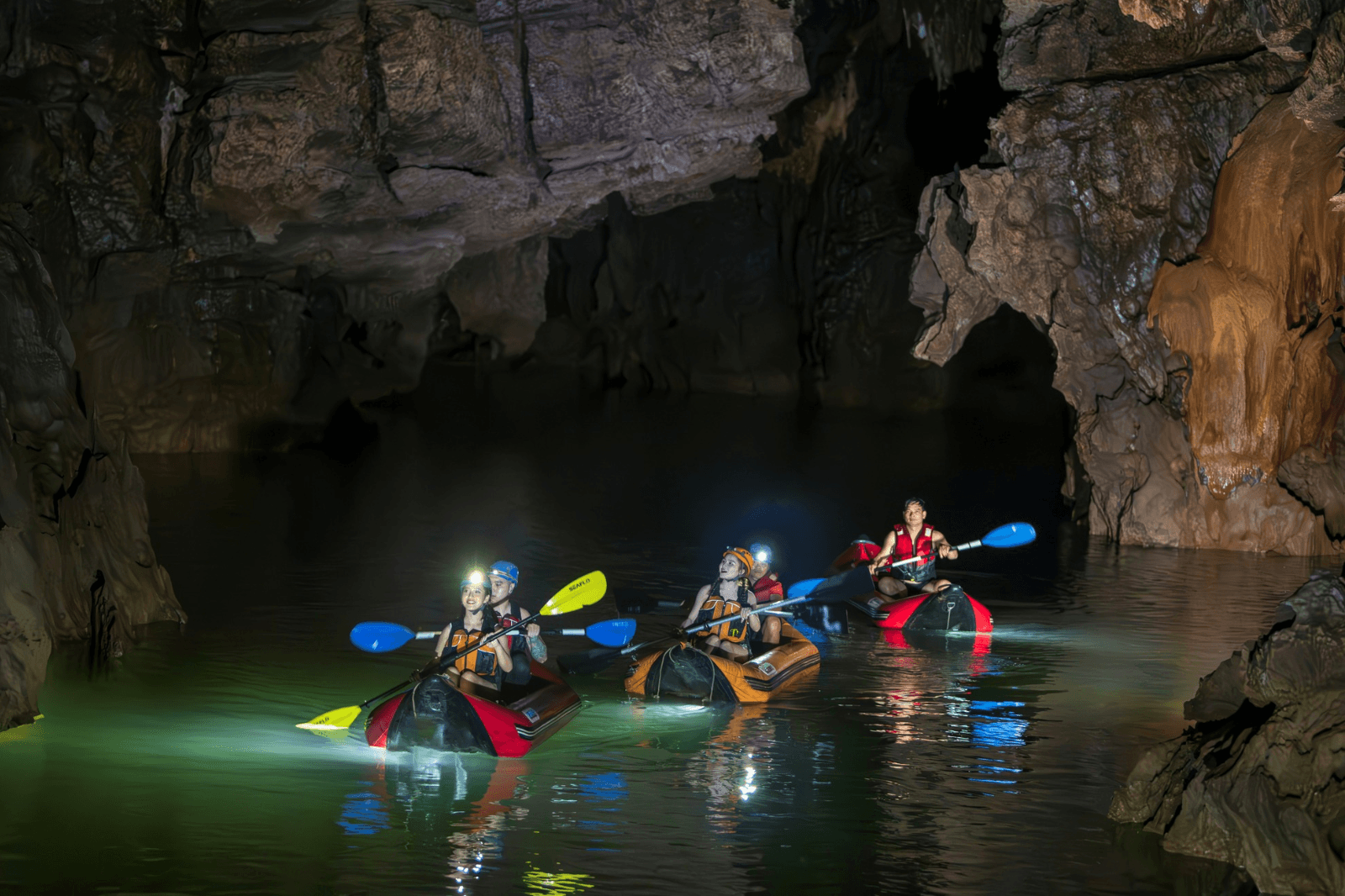 Chèo kayak khám phá 4,5km Động Phong Nha 