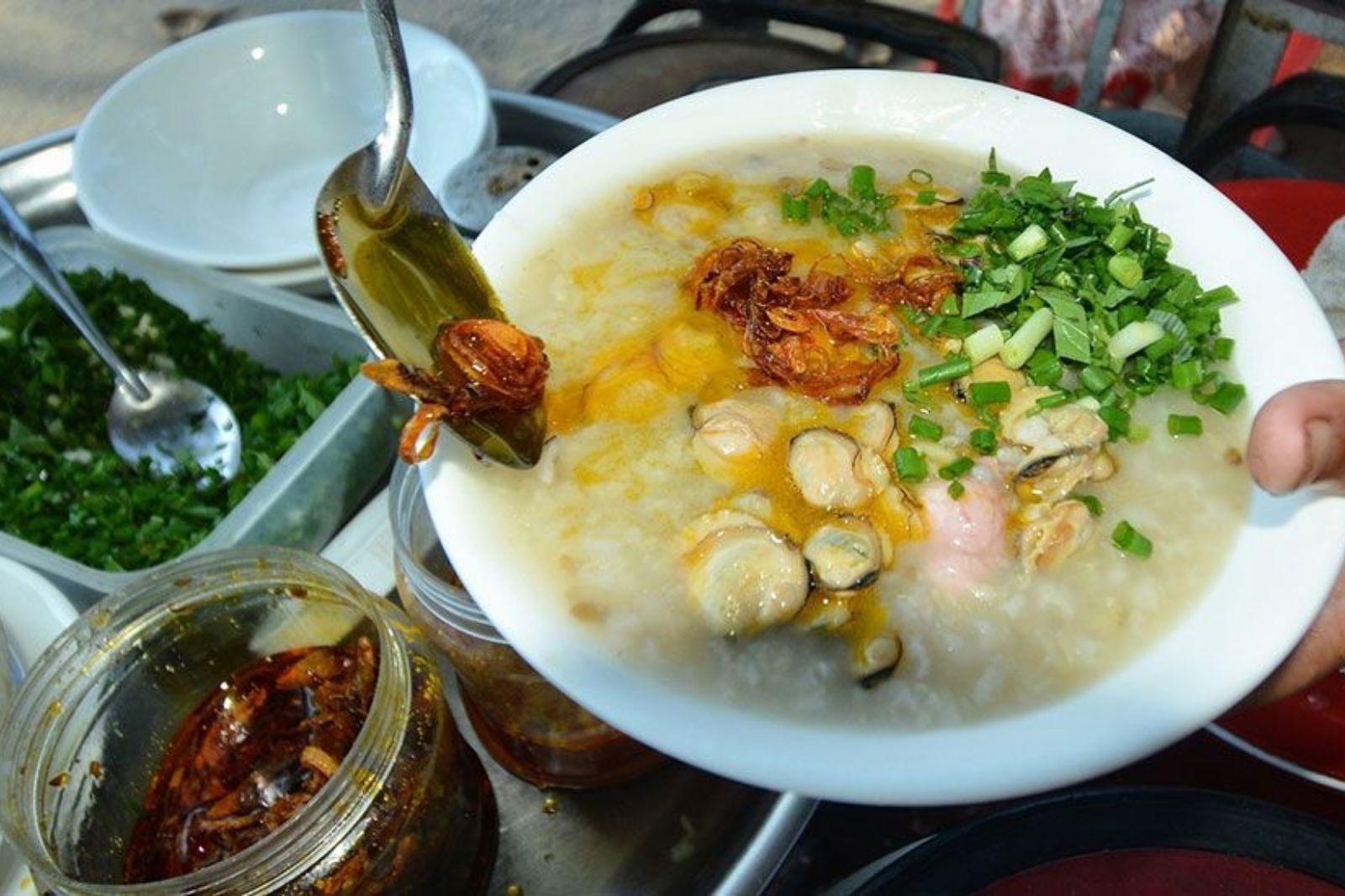 Cháo nghêu là món ăn thường được người dân thưởng thức sau khi tắm biển An Bàng 