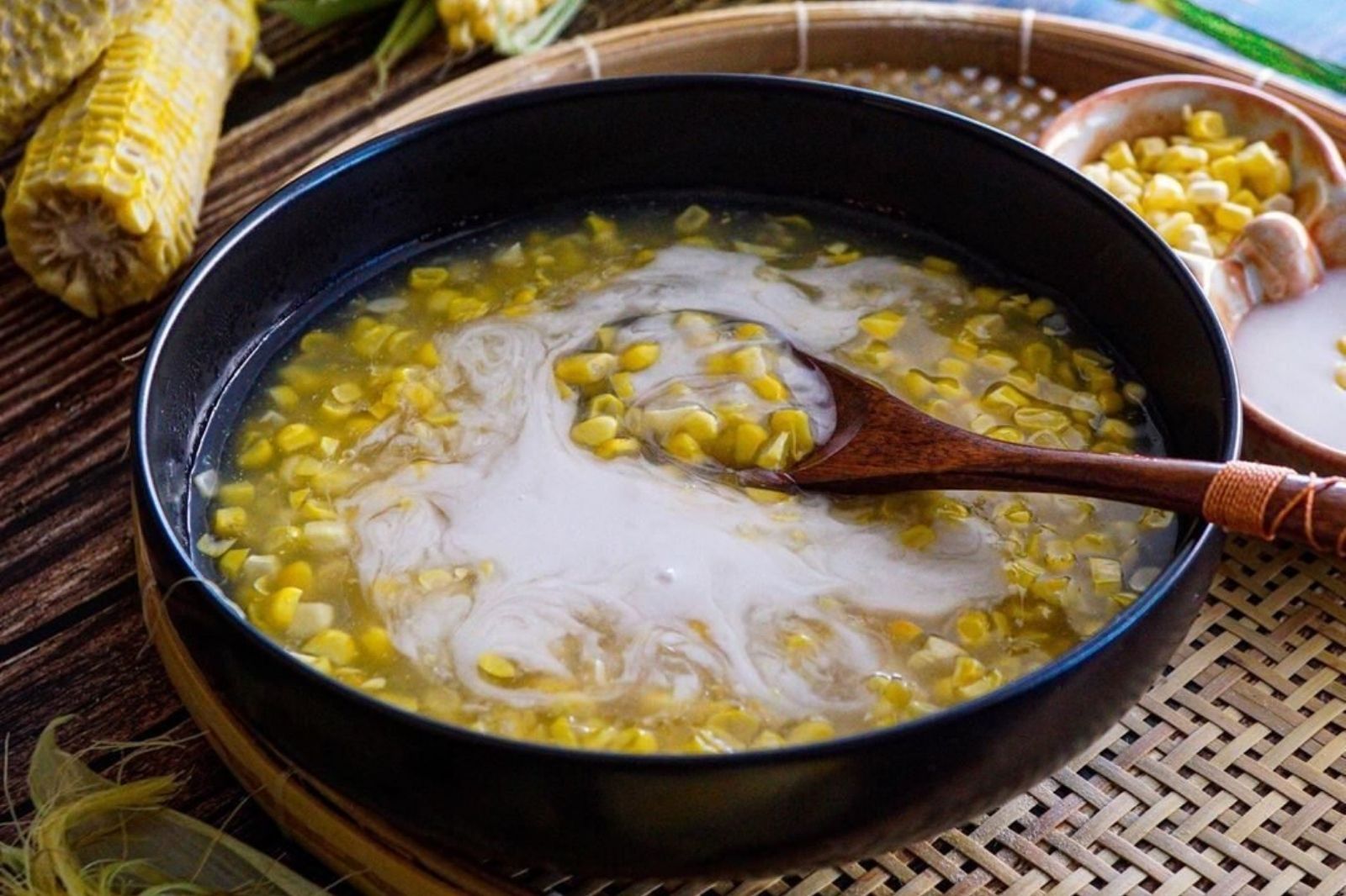 Chè bắp thường được ăn cùng nước cốt dừa 