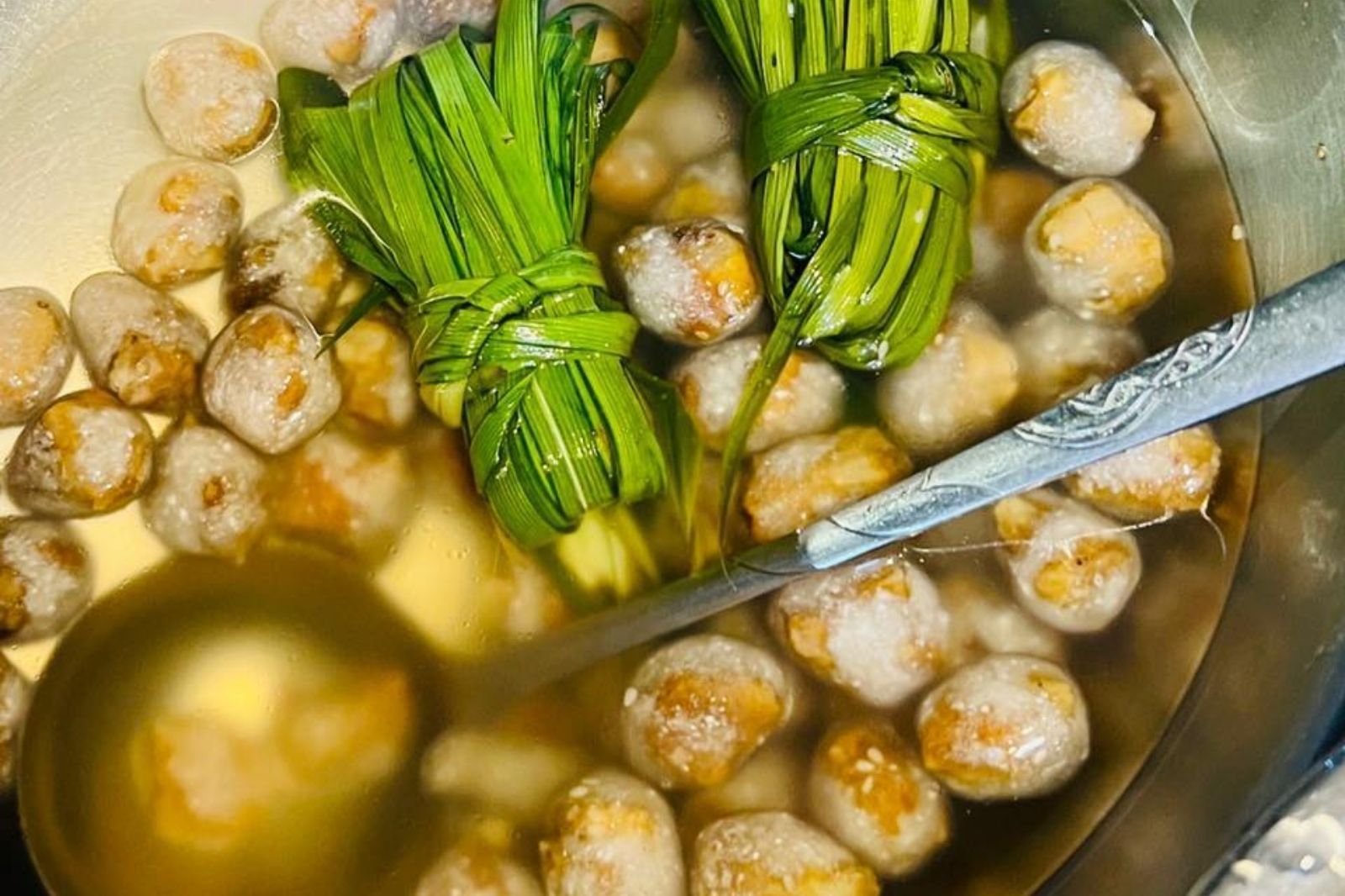 Chè bột lọc heo quay là một món ăn đặc trưng của Huế