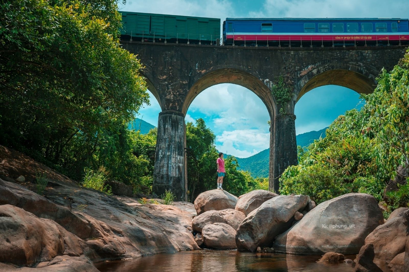 Check-in với khung cảnh tàu chạy qua đường sắt