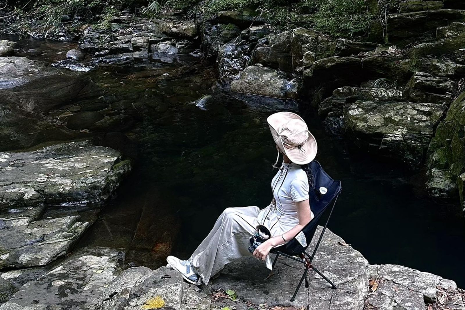 Bạn có thể ngồi ở các tảng đá xung quanh để chụp ảnh  