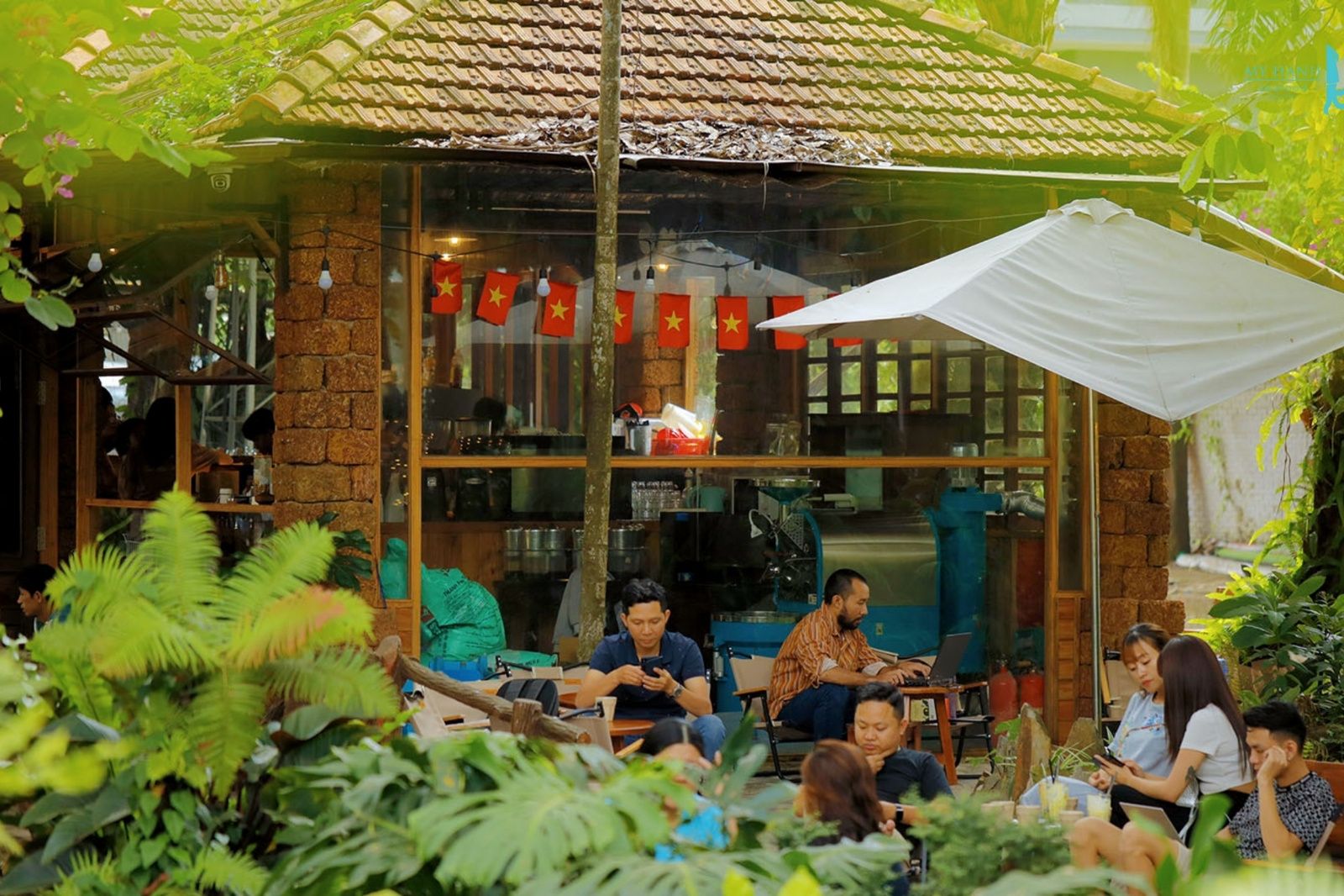 Check-in tại các góc quán cà phê địa phương