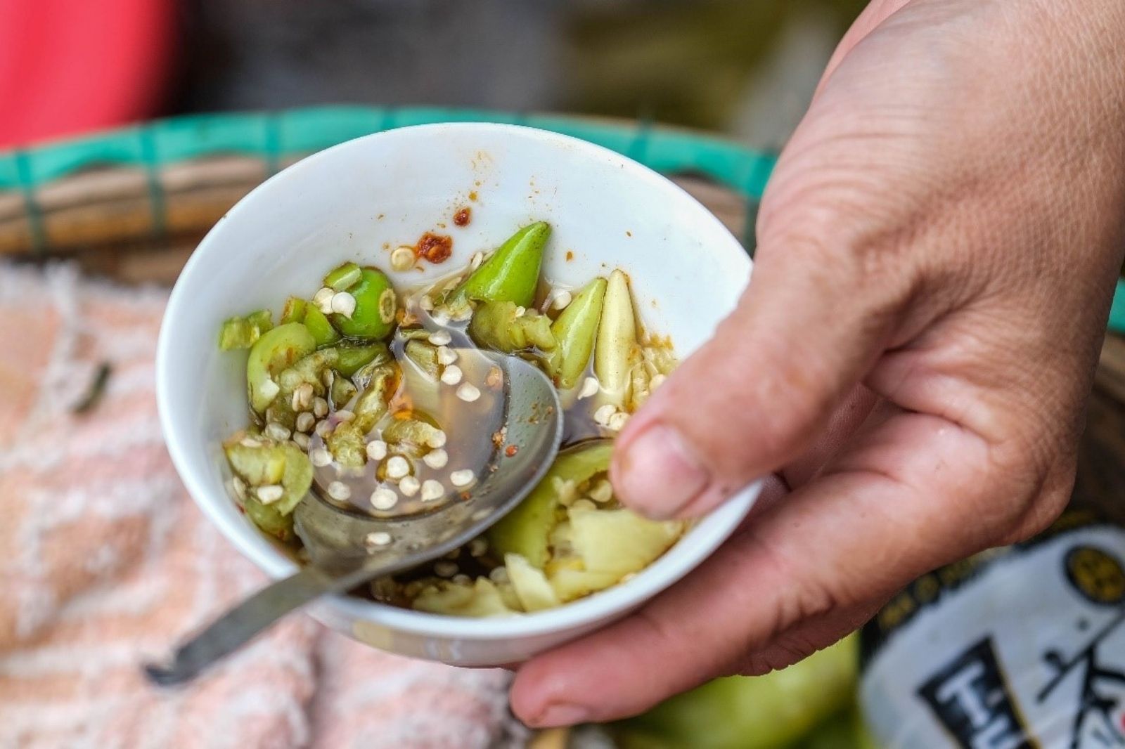 Chén nước mắm ăn cùng bánh canh Nam Phổ 