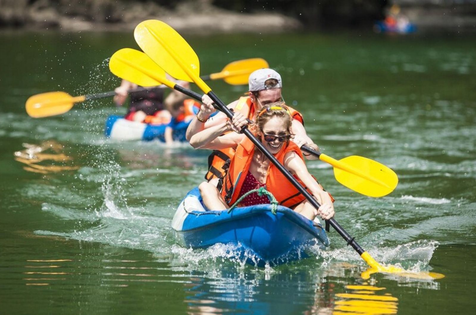 Chèo kayak dọc sông ra biển