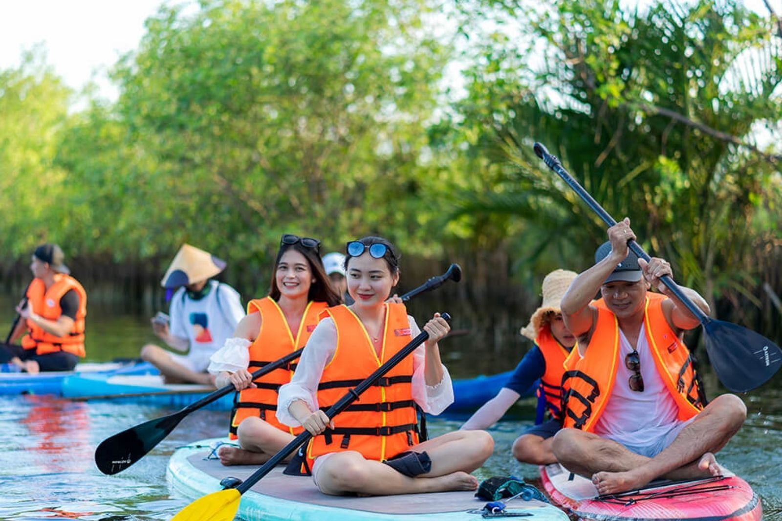 Mang theo nón đội để tránh nắng khi chèo kayak 