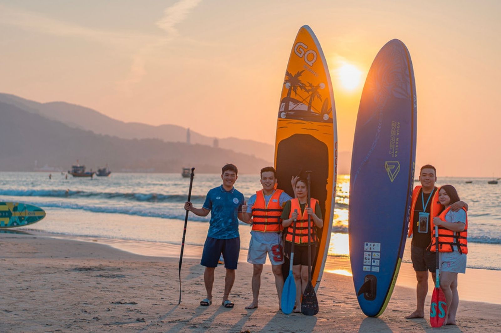 Chèo SUP biển Mân Thái vào sáng sớm 