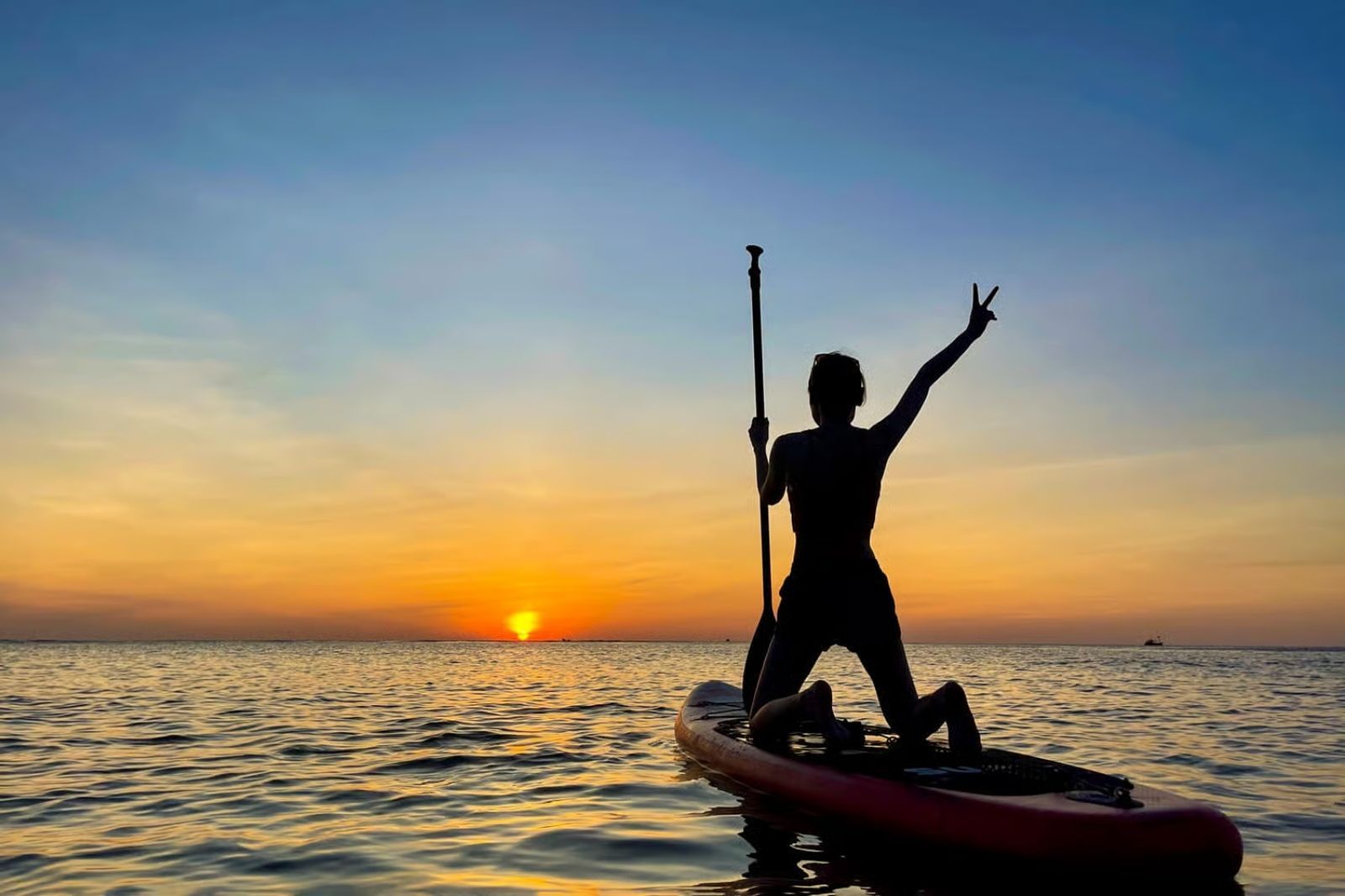 Chèo SUP ở biển Nhật Lệ vào lúc sáng sớm 