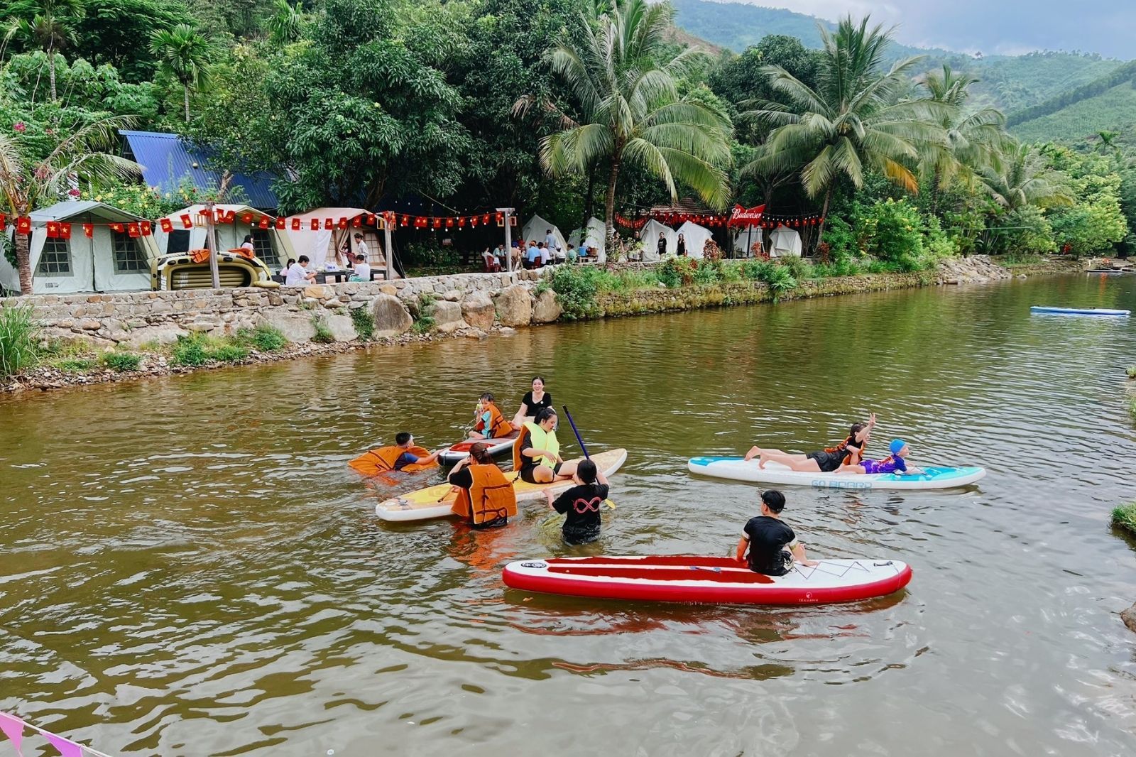 Chèo SUP ở sông hồ 