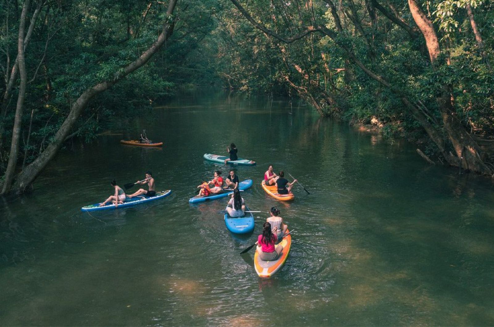 Du khách có thể chèo thuyền kayak trên dòng suối Ozo đầy thơ mộng