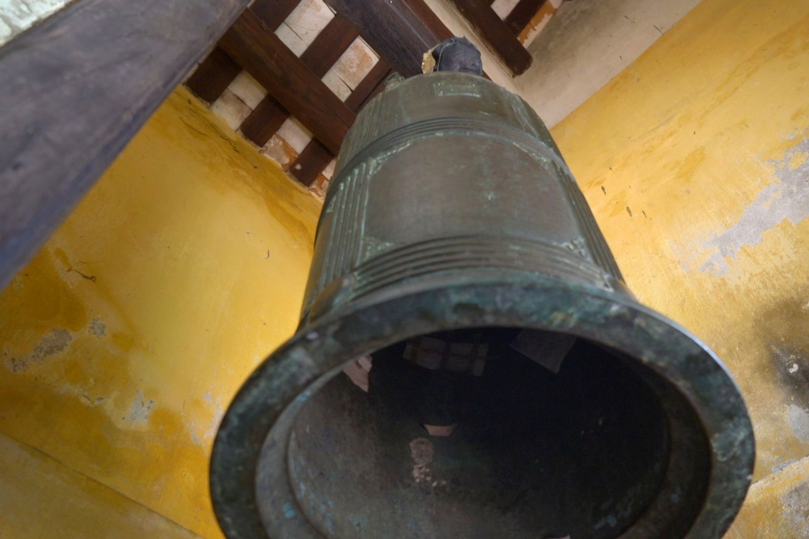 Chiếc chuông cổ bằng đồng ở chùa Hải Tạng 