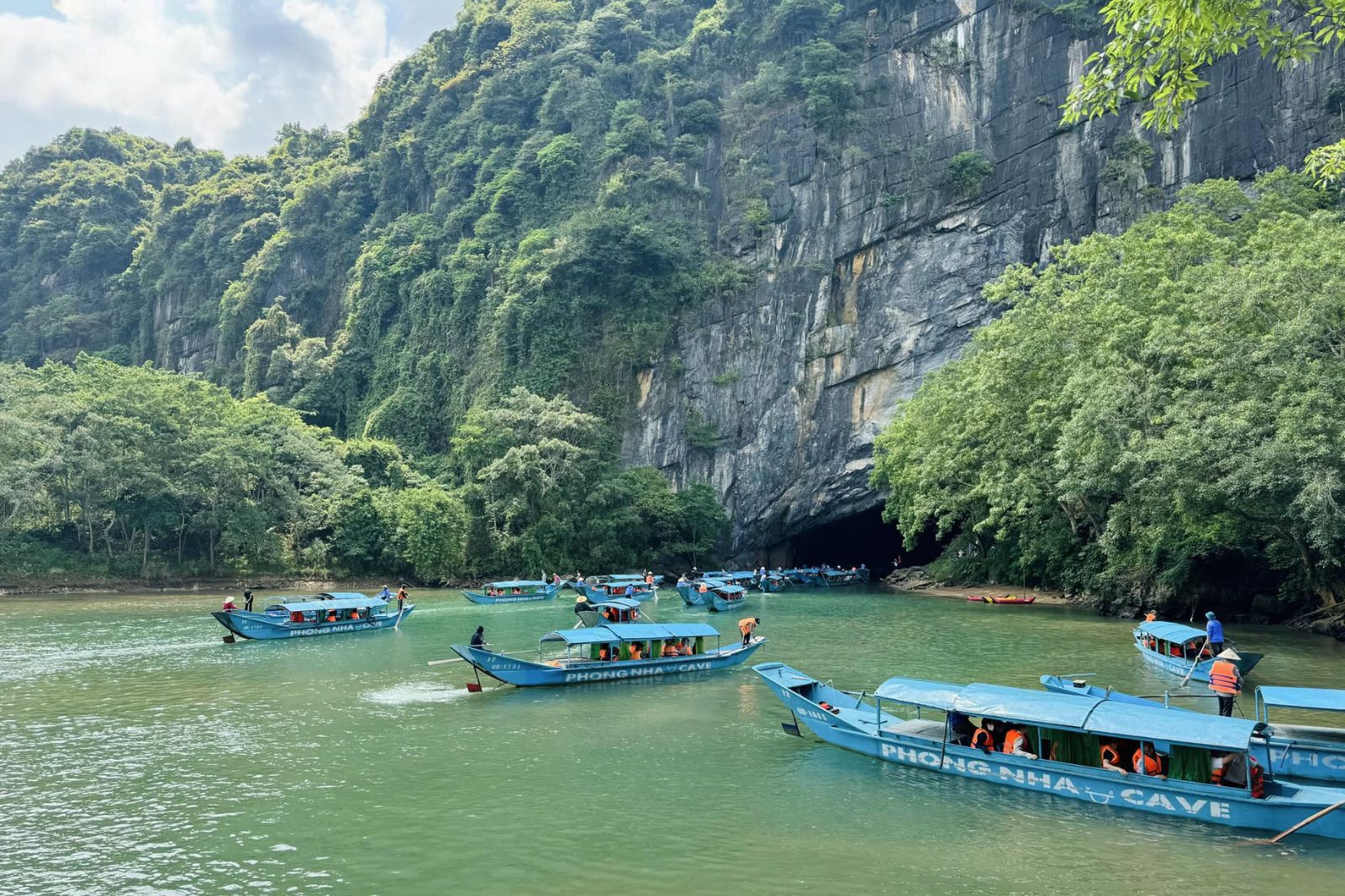 Chiếc thuyền trên sông Son