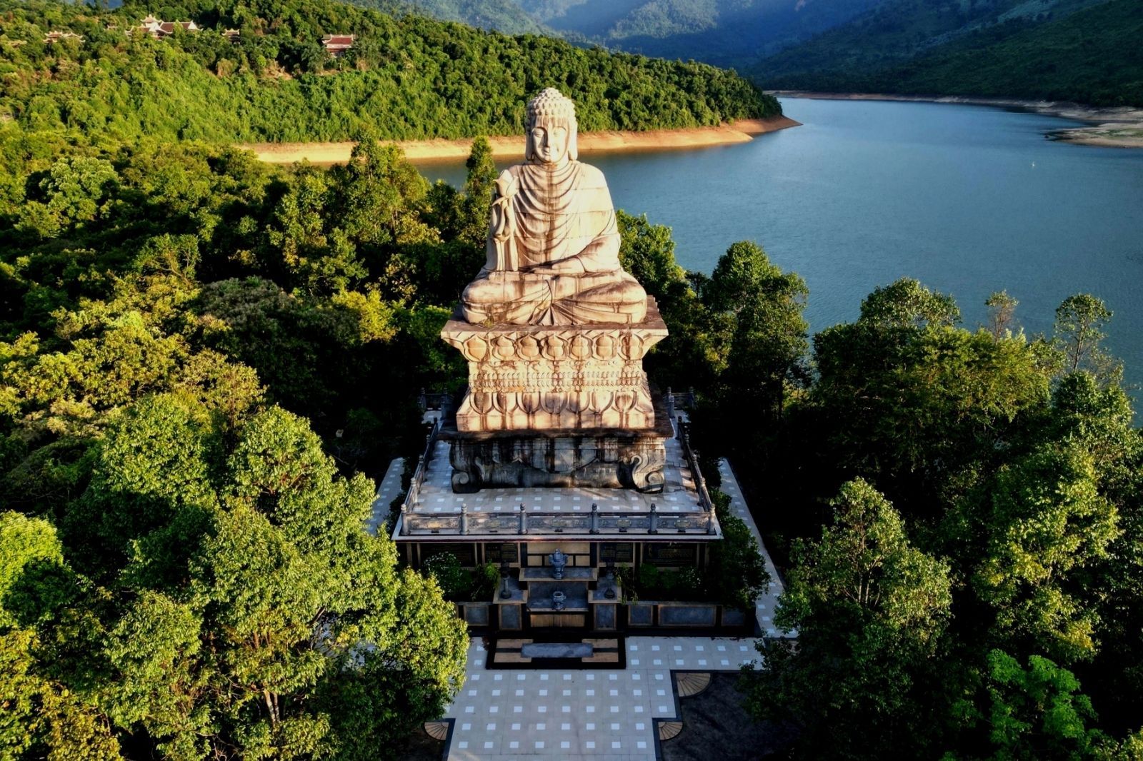 Chiêm bái tượng phật Thích Ca Mâu Ni 