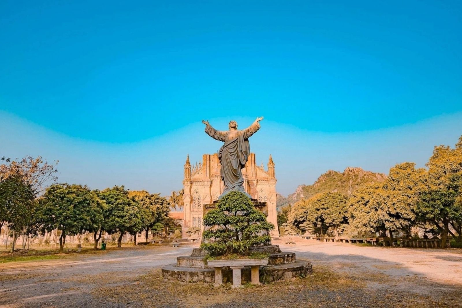 Chiêm ngưỡng kiến trúc Gothic độc đáo ở Đan Viện 