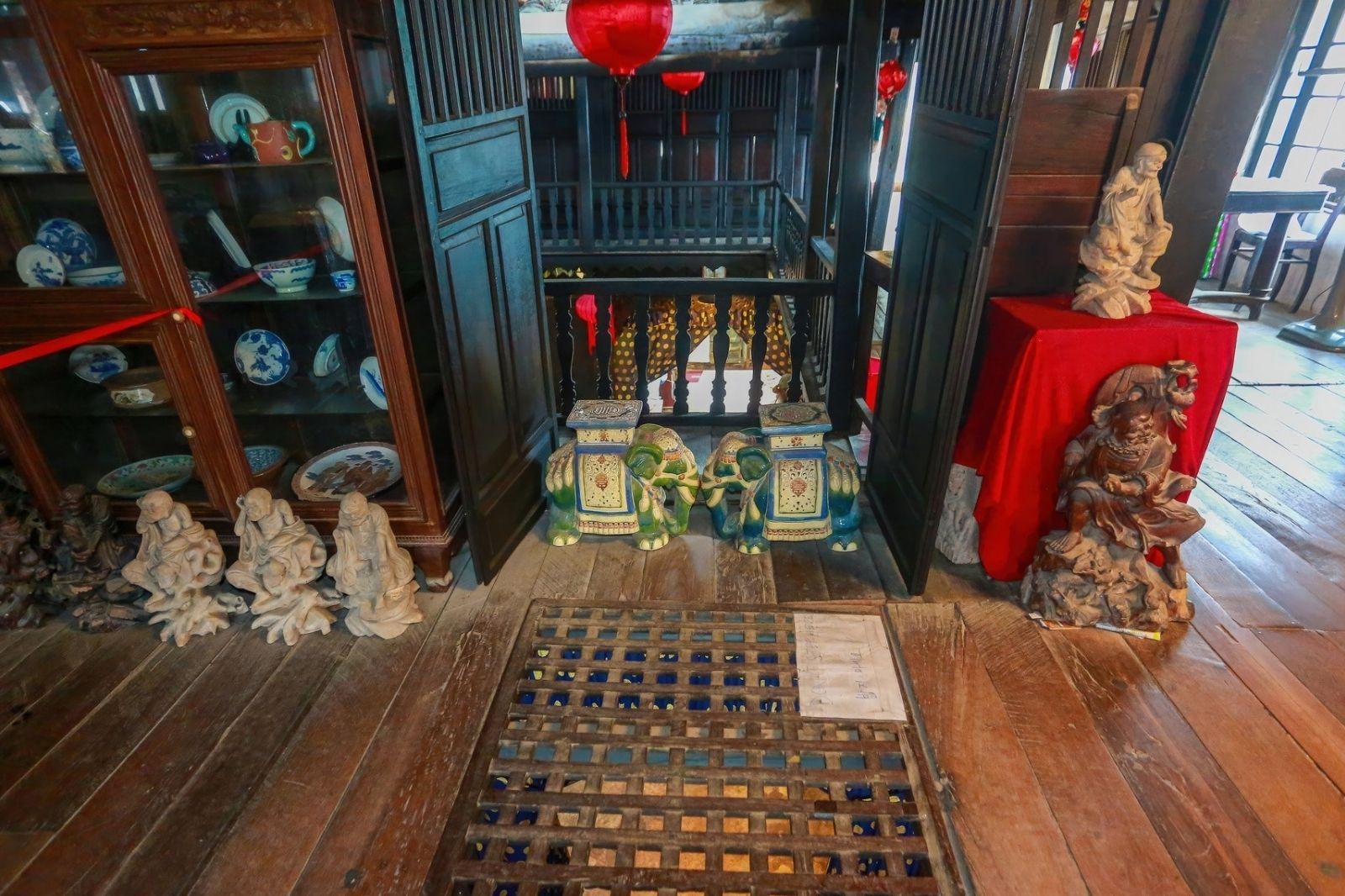 Chiêm ngưỡng những đồ vật bên trong nhà cổ