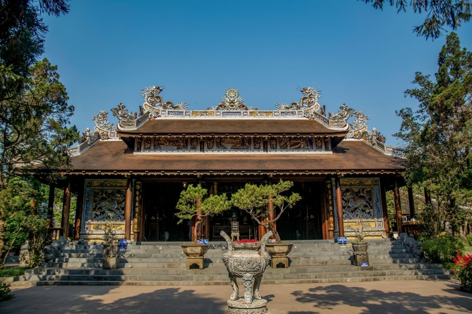 Chính điện chùa Từ Hiếu