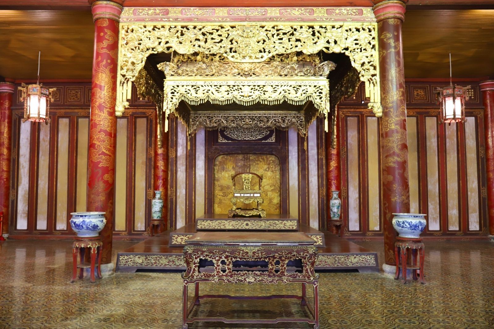 Chính giữa điện Thái Hòa 