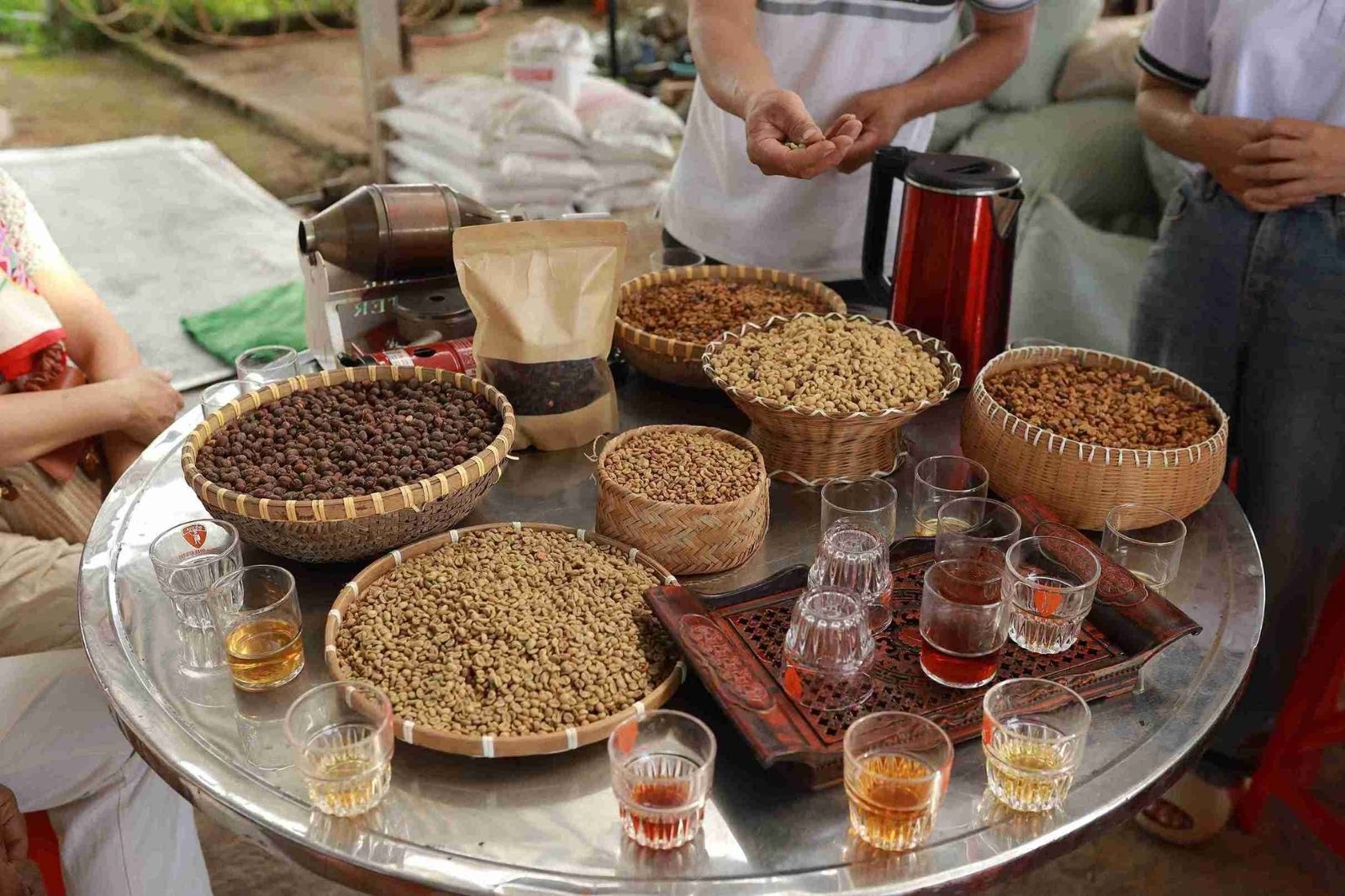 Chợ bán nhiều mặt hàng nông sản của bà con