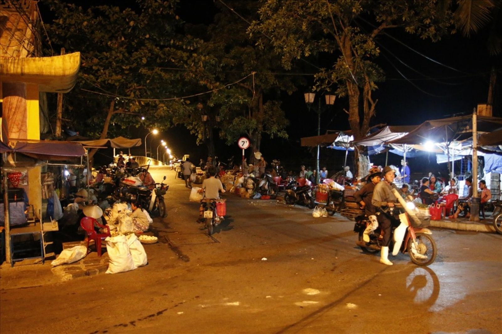 Chợ Cầu Cẩm Nam họp vào ban đêm 