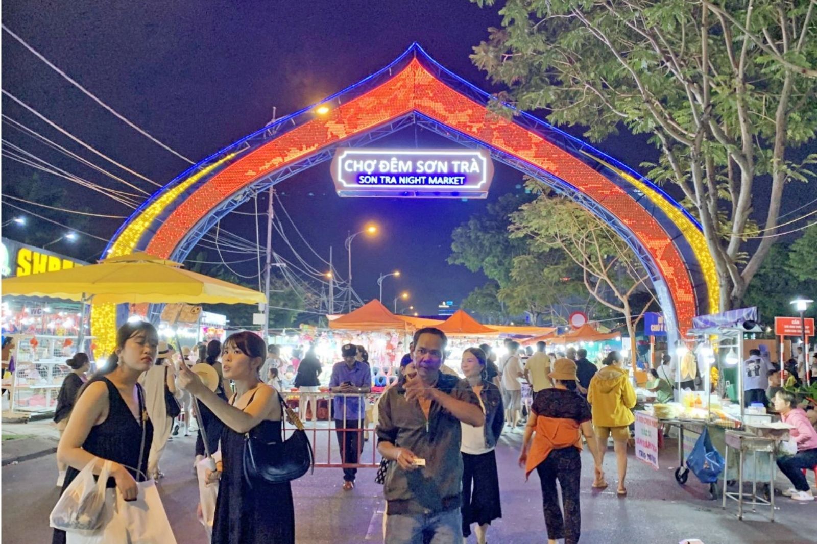 Chợ đêm Sơn Trà mang đậm không khí đường phố trẻ trung 