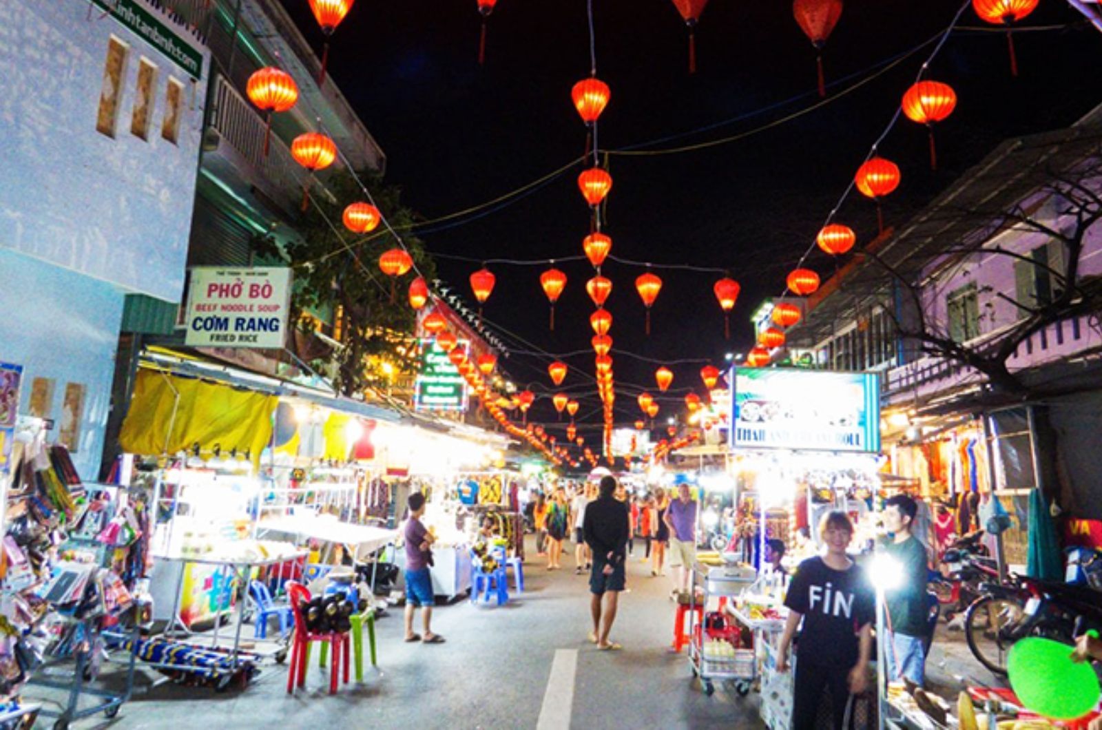 Chợ đêm tọa lạc ở trung tâm thị trấn Dương Đông