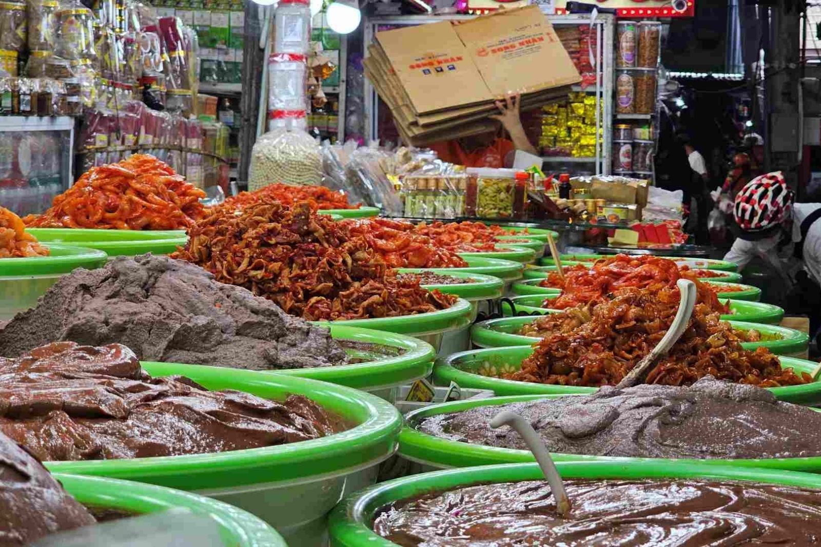 Chợ Đông Ba còn bán nhiều đặc sản làm quà như mắm Huế 