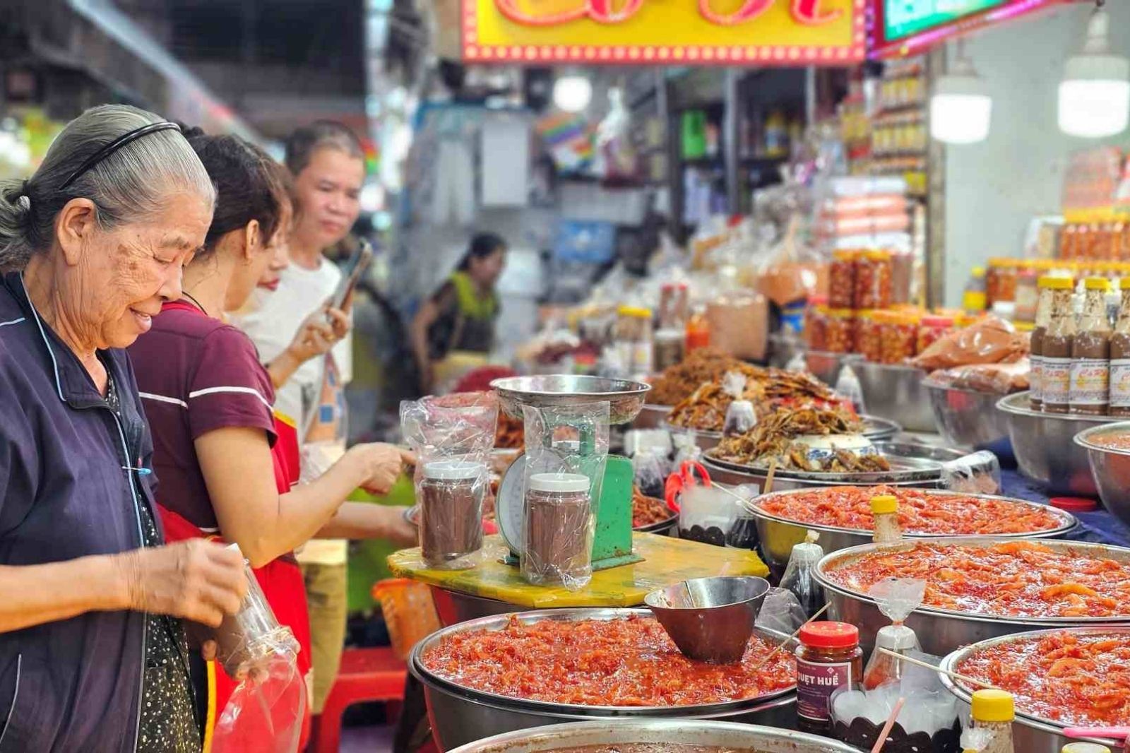 Chợ Đông Ba nổi tiếng là kho tàng ẩm thực