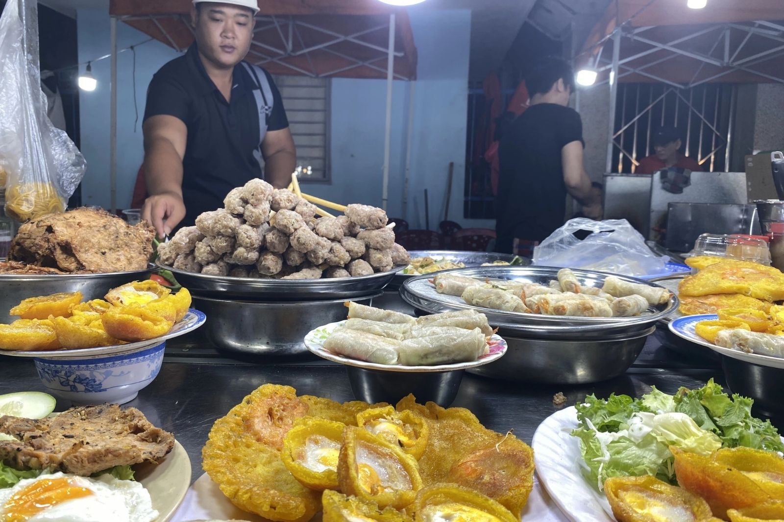 Chợ bắt đầu hoạt động từ 18 giờ 