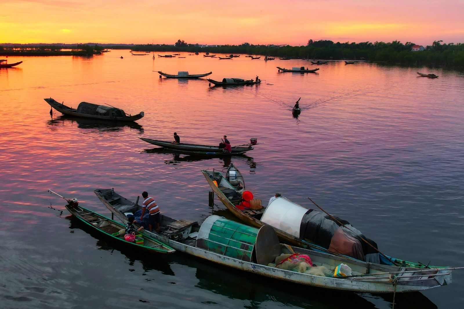 Chợ nổi thường mở từ lúc sáng sớm