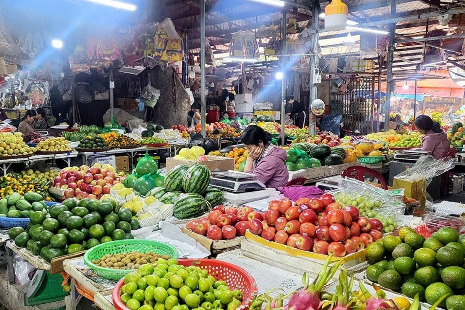 Chợ Rồng hoạt động cả ngày và đêm