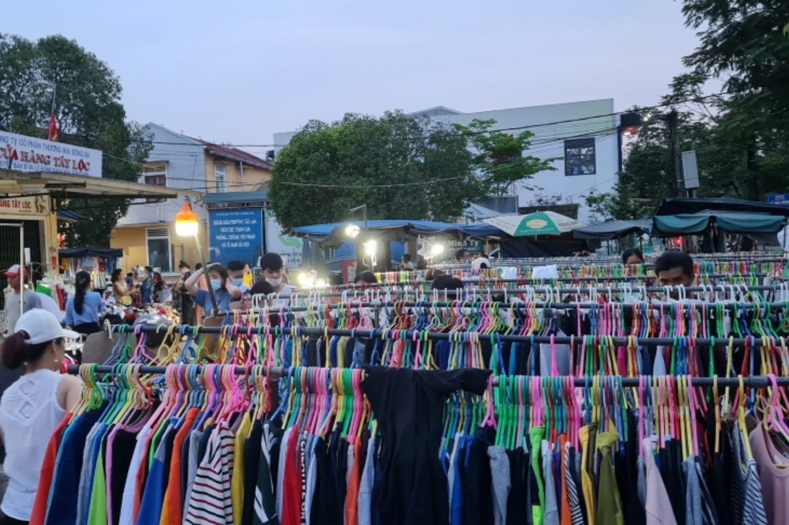 Chợ Tây Lộc nổi tiếng với những quầy bán đồ cũ với giá rất rẻ