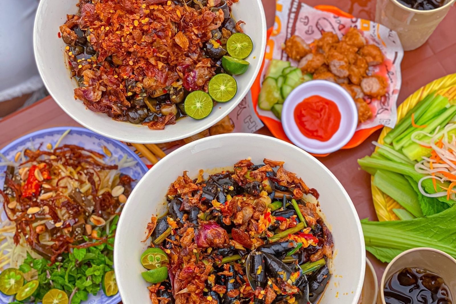 Cho thêm tắc và ớt bột khi ăn ốc Điện Phương 