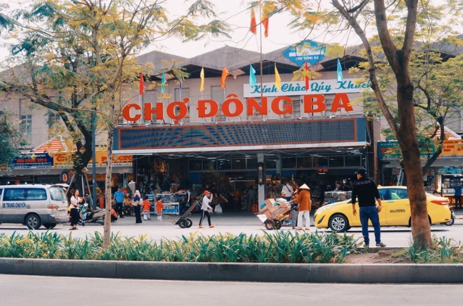 Chợ vừa là nơi mua sắm vừa là nơi trải nghiệm cuộc sống