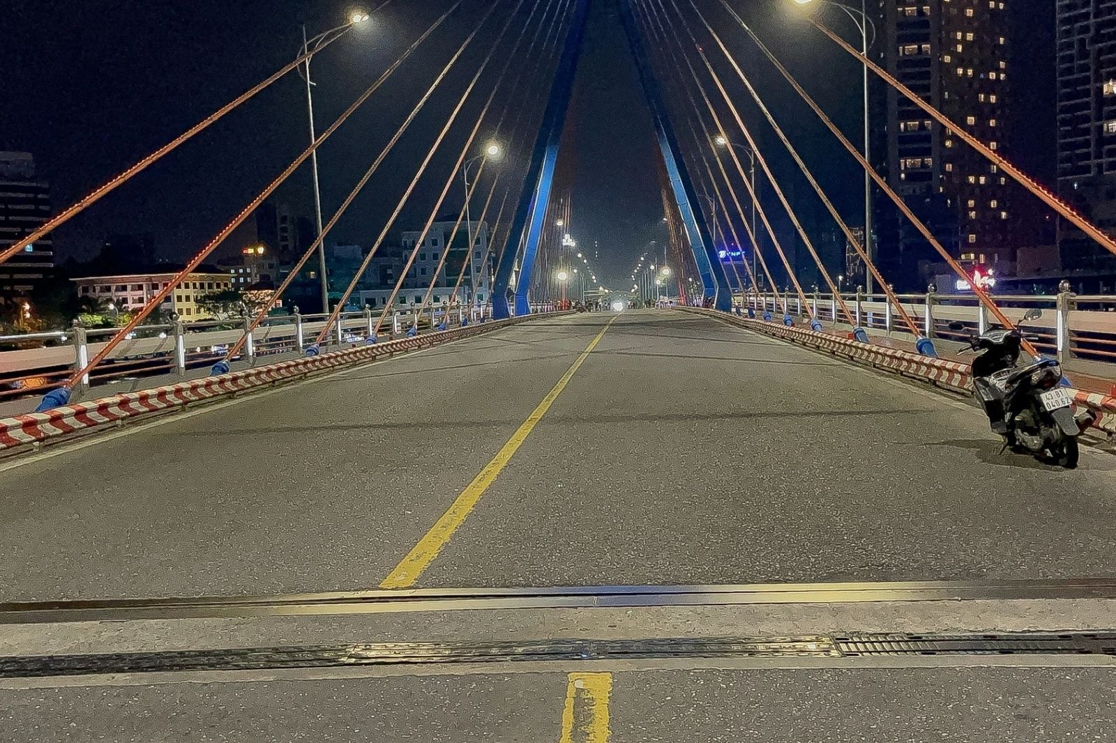 Chú ý an toàn khi check-in cầu quay sông Hàn