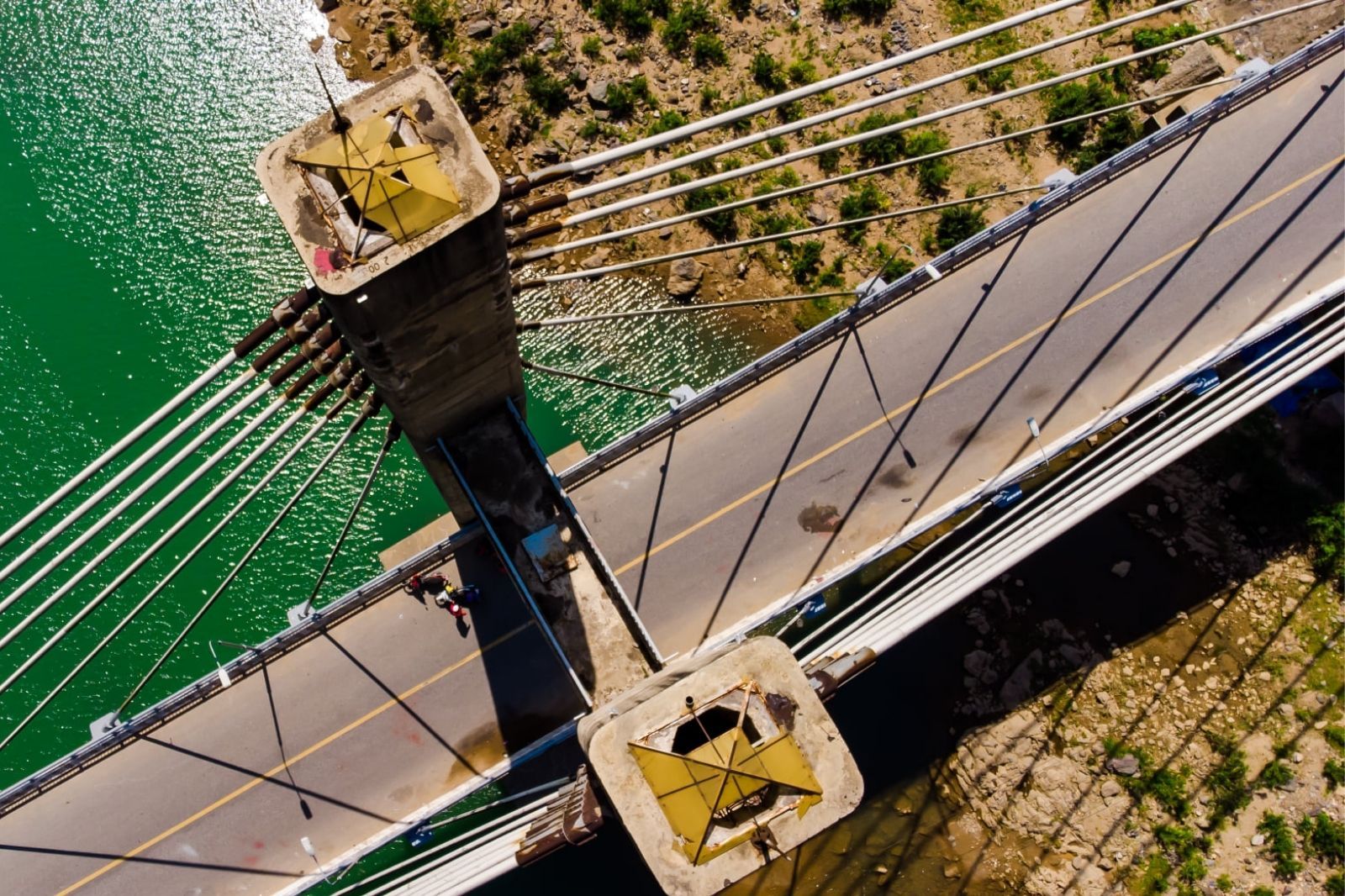 Chú ý an toàn khi check-in ở cầu treo Đakrông