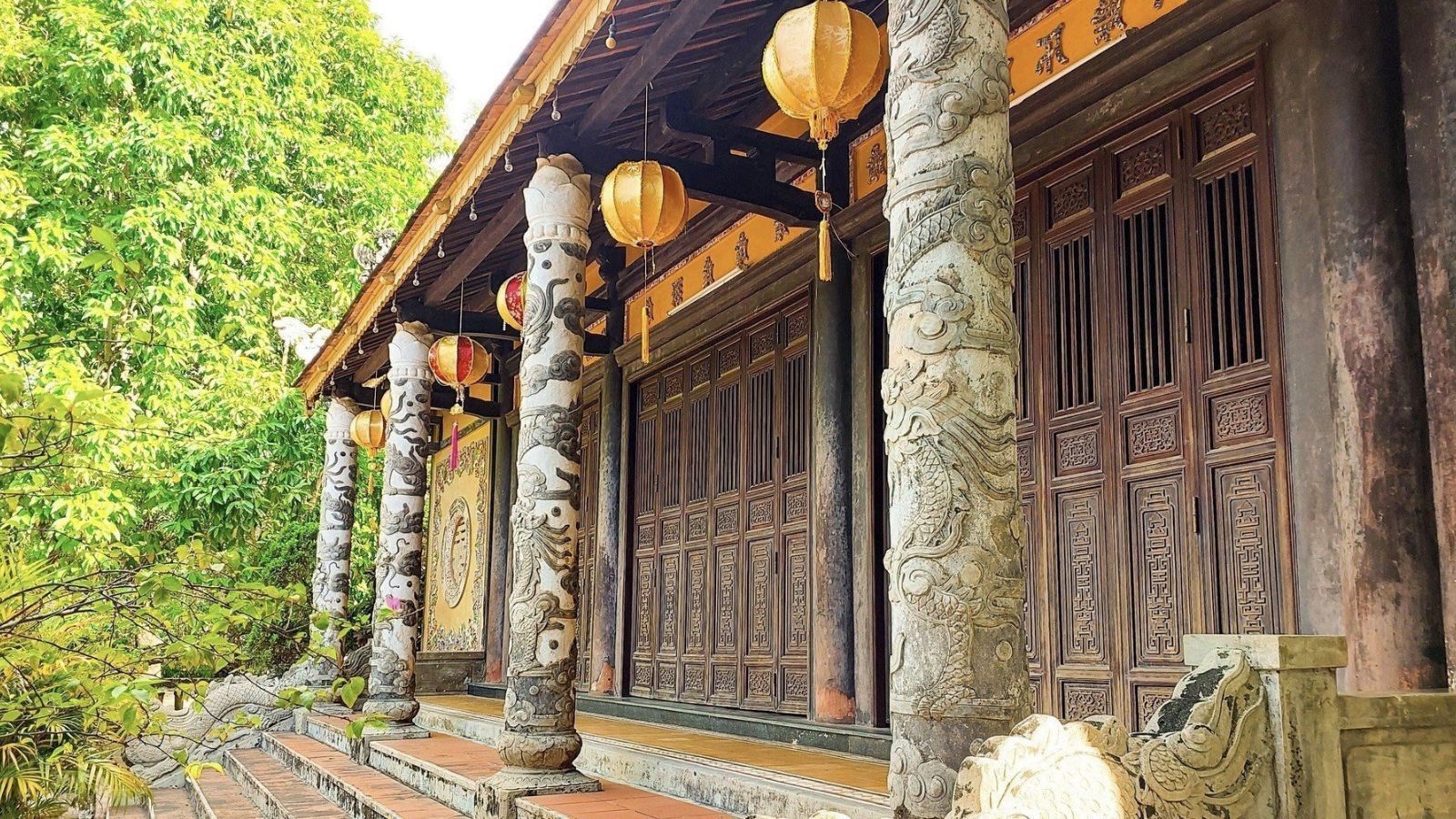 Arquitectura característica de la pagoda Bao Quoc con detalles exquisitos.