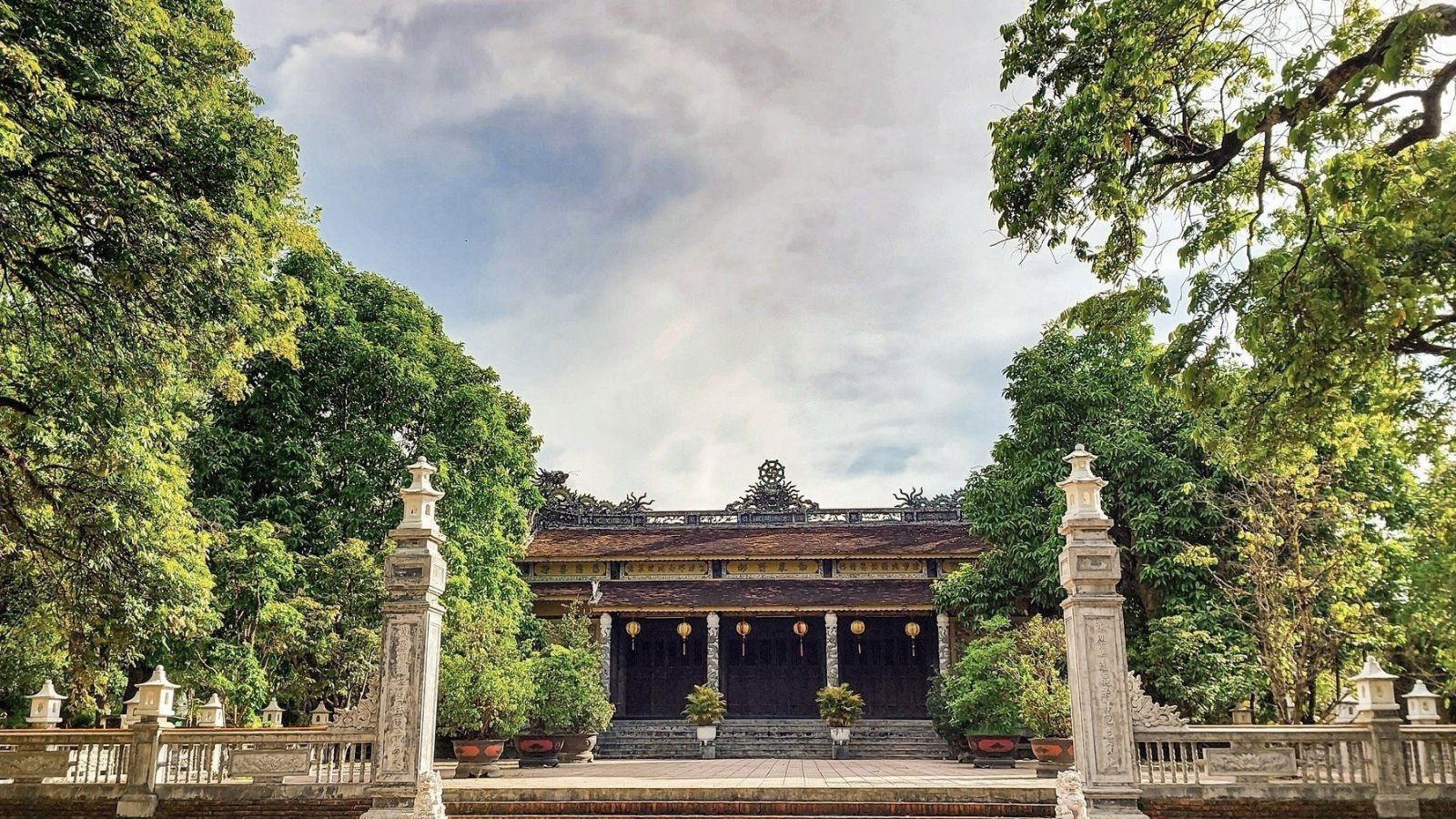 ¡La zona del Salón Principal de la pagoda Bao Quoc luce verdaderamente serena!