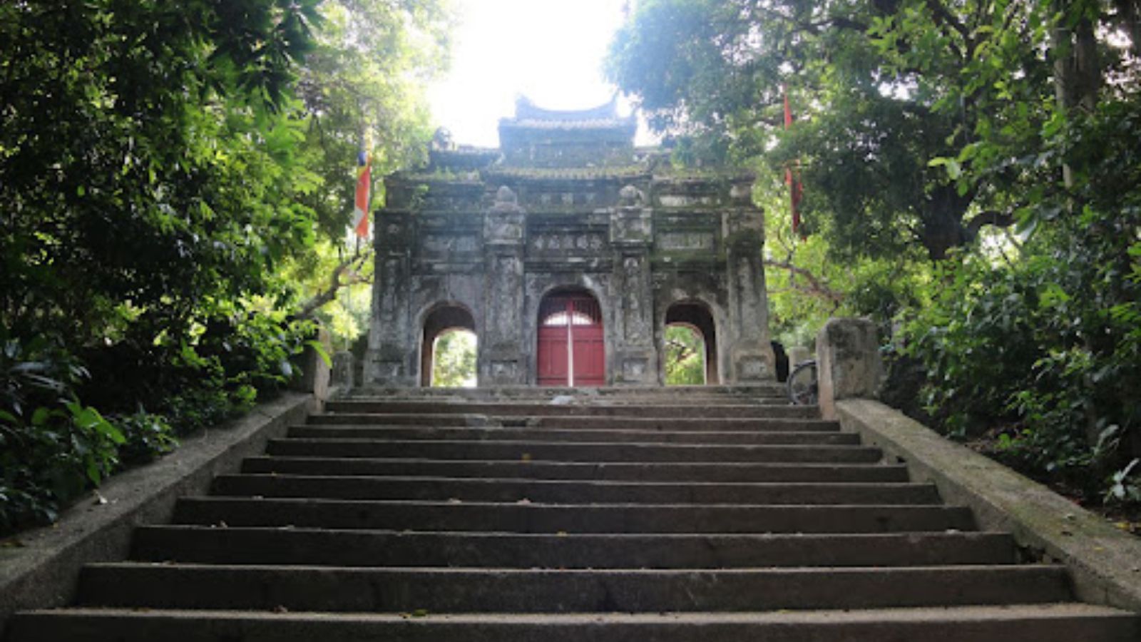 ¡La puerta de la pagoda Bao Quoc luce verdaderamente antigua y mística!