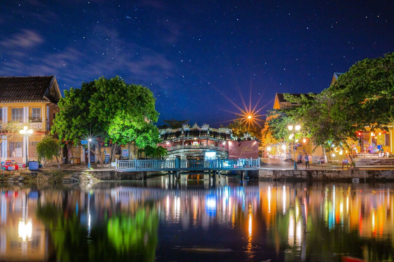 Chùa cầu lung linh về đêm  