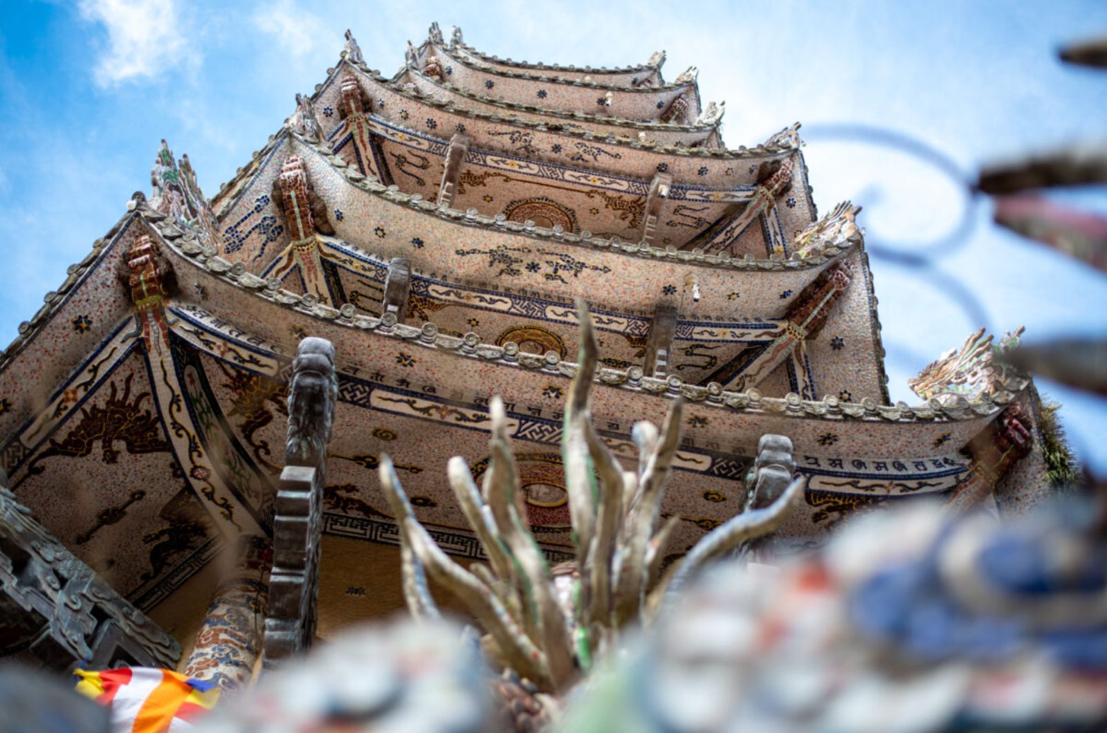 Chùa có nhiều khu vực tham quan thú vị