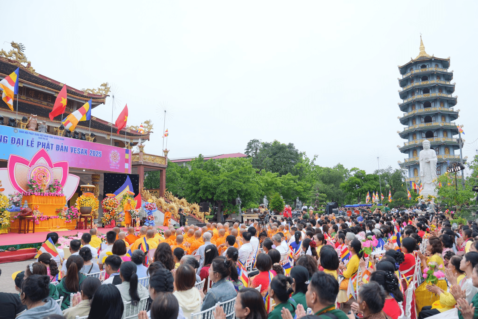 Chùa Đại Giác mùa lễ Phật Đản  