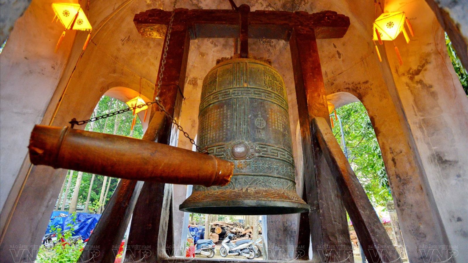 La cloche emblématique de la pagode Dieu De.