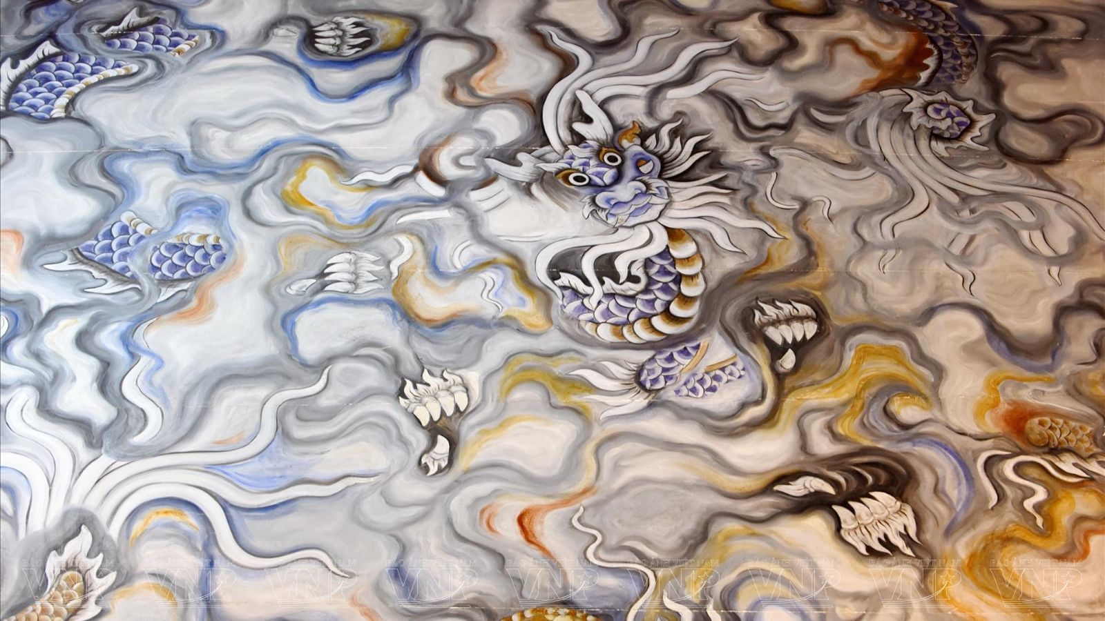 Motif de dragon sur une œuvre murale à la pagode Dieu De à Hue.