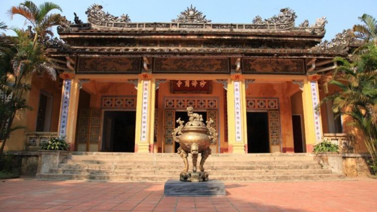 L'atmosphère solennelle de l'enceinte de la pagode Dieu De.