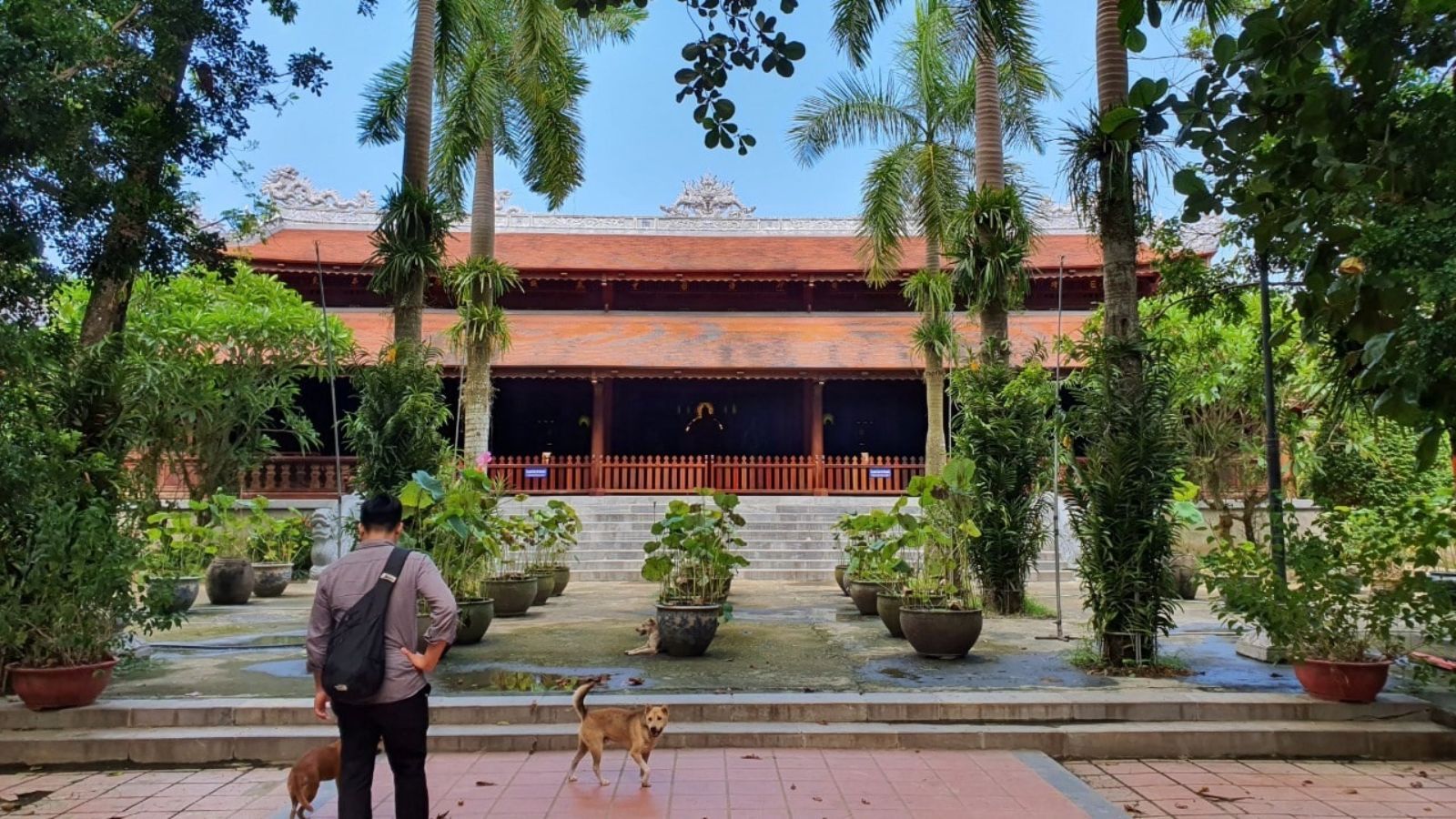 Vue du sanctuaire principal Dai Hung dans l'enceinte de la pagode Dieu De à Hue.