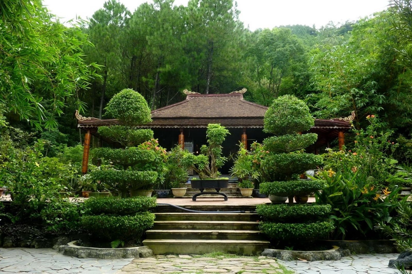 Chùa được xây dựng trên một ngọn đồi 