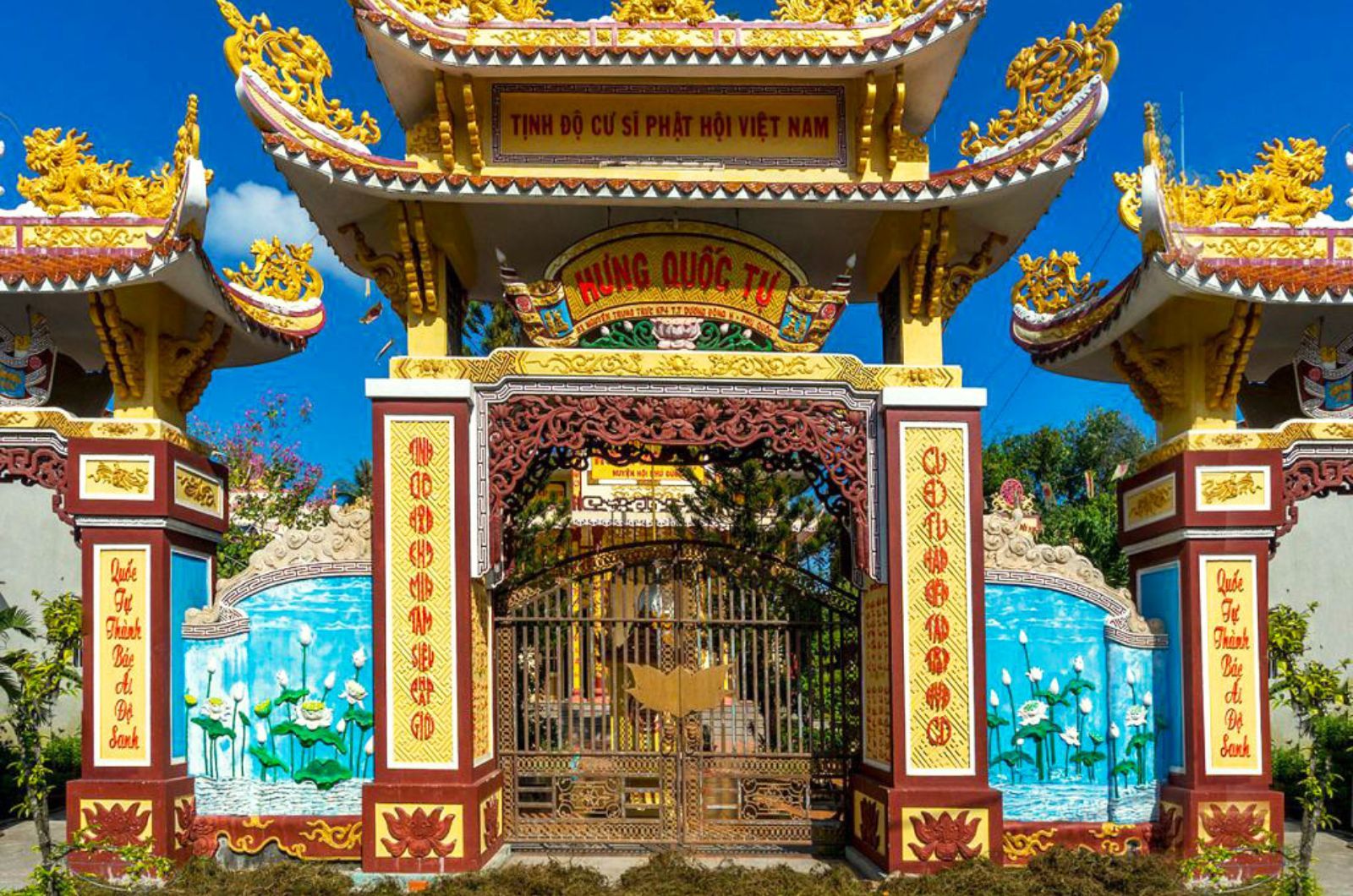 Chùa Hưng Quốc Tự nổi bật với tông màu xanh vàng  