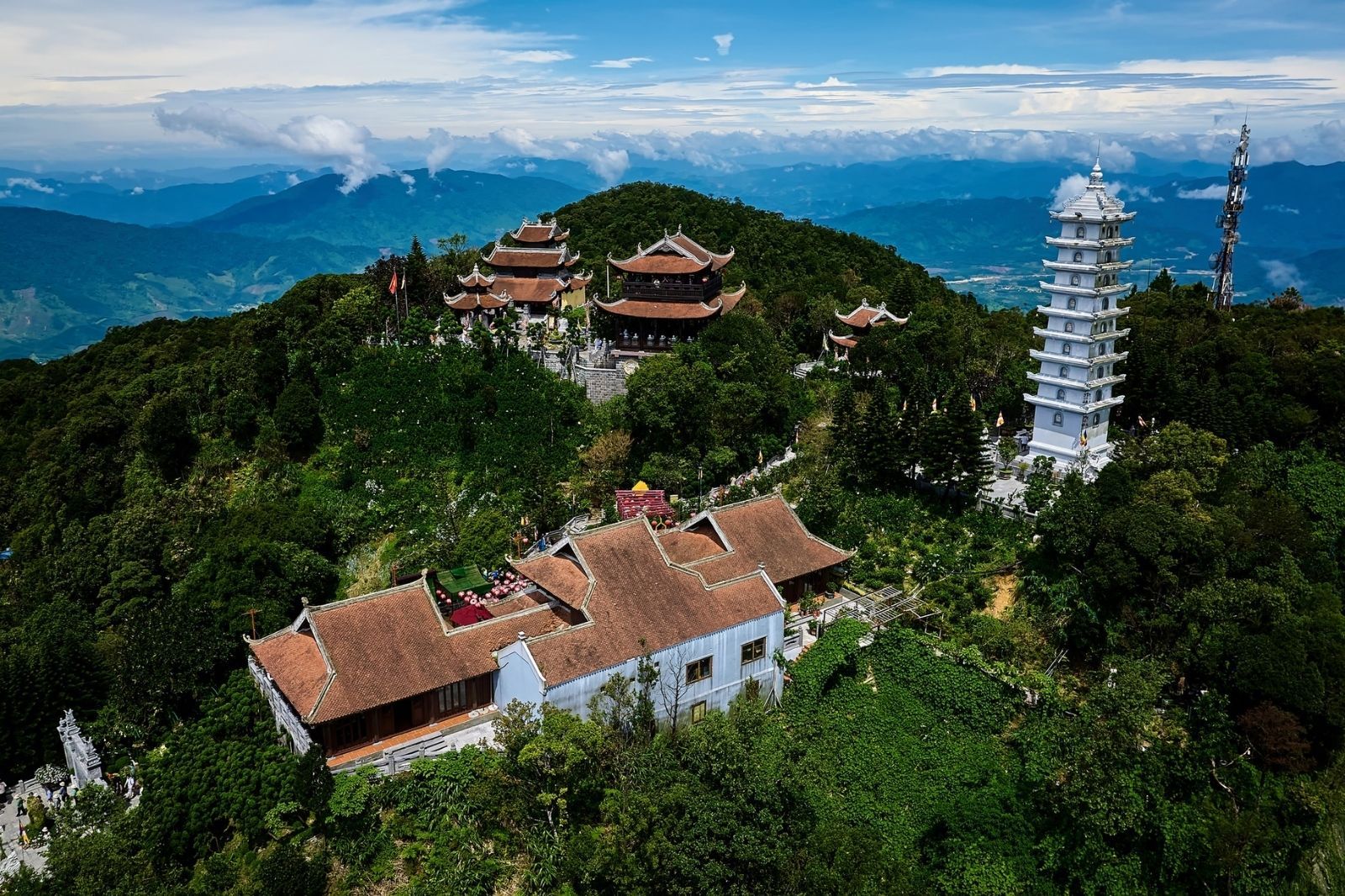 Chùa Linh Ứng Bà Nà Hills nằm trên đỉnh núi Chúa